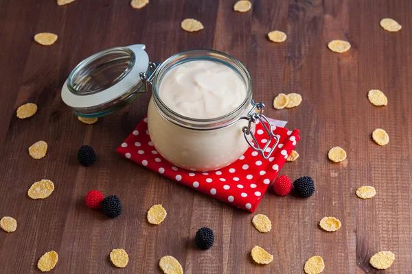 Ev yapımı yoğurt ahşap bir masa üzerinde. Sağlıklı kahvaltı.
