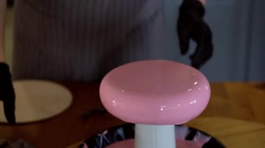 Ahşap tabanlı pembe ayna jöleli modaya uygun kremalı pasta. Modern tatlı..