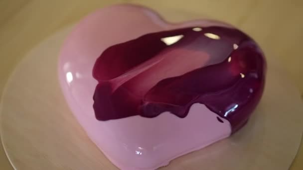 Pastel de mousse corazón de moda con esmalte espejo rosa. Postre europeo moderno . — Vídeos de Stock
