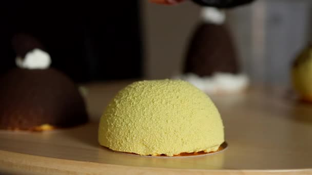 Decorating mini mousse pastry dessert covered with colorful velour. Modern cake. — Stock Video