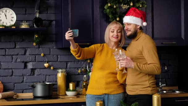 Familie neemt selfie op smartphone voor kerst. Man en vrouw worden gefotografeerd voor nieuwjaar. — Stockvideo