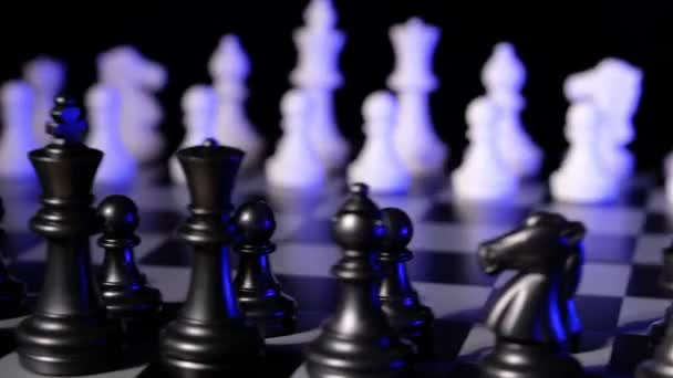 İş adamı satranç masasında. Oyuncu hamle yapar, satranç stratejisi geliştirir.. — Stok video