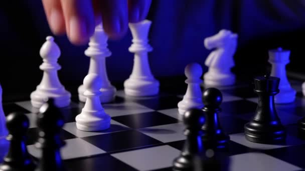 Παιδί και πατέρας παίζουν σκάκι στο σπίτι. Ο μπαμπάς και ο γιος παίζουν επιτραπέζια παιχνίδια.. — Αρχείο Βίντεο