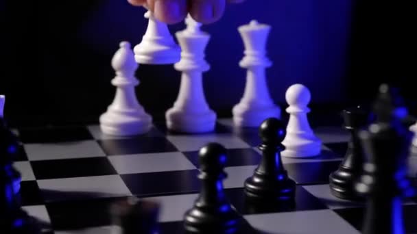 Šachy obchodníka u stolu. Hráč dělá tah, rozvíjí šachovou strategii. — Stock video
