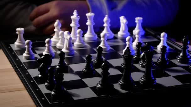 Kind und Vater spielen zu Hause Schach. Vater und Sohn spielen Brettspiele. — Stockvideo