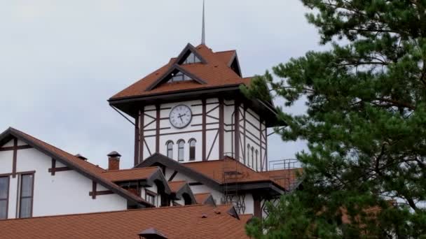 Edificio moderno con torre de reloj. — Vídeos de Stock