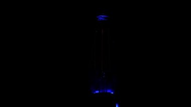 Retro vintage Edison ampulü yanıp sönüyor ve siyah arkaplana karşı açılıyor.