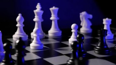 Çocuk masada satranç oynuyor. Küçük çocuk strateji geliştiriyor, oyun oynuyor..