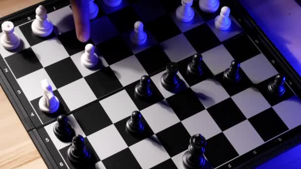 아이와 아버지가 집에서 체스를 두고 있습니다. 아버지 와아들은 판 놀이를 하고 있다. — 비디오