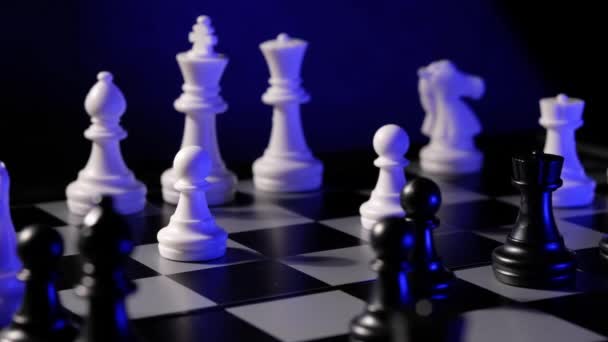 아이들이 테이블에서 체스를 두고 있습니다. 전략을 개발하는 소년, 보드게임. — 비디오