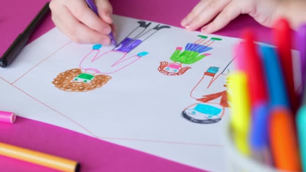 Kind in quarantaine. Klein meisje tekening een familie in medische maskers. — Stockvideo