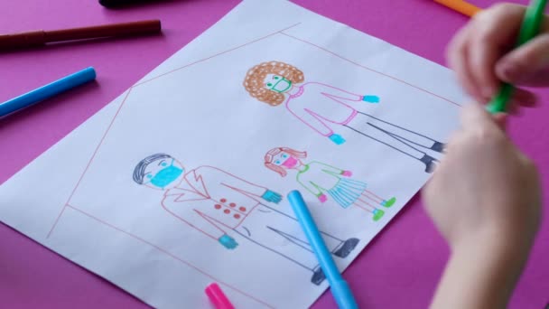 Дитина малює на карантині. Маленька дівчинка малює сім'ю в медичних масках . — стокове відео