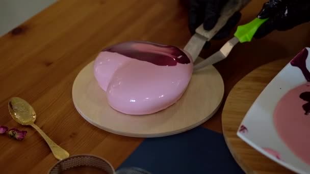 Trendy heart mousse cake with pink mirror glaze. Modern european dessert . — Stock Video