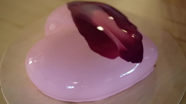 Trendy heart mousse cake with pink mirror glaze. Modern european dessert . — Stock Video