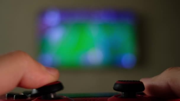 Gamer händer spelar fotboll simulator videospel på konsolen med hjälp av joystick. — Stockvideo
