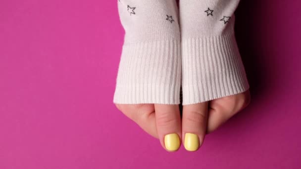 Mãos e equipamentos bem cuidados femininos para estúdio de unhas lady pintando  unhas de polimento