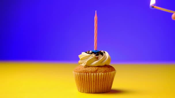Svíčky svítí na dortík. Koncept dovolené, narozenin, párty. Kopírovat prostor. — Stock video