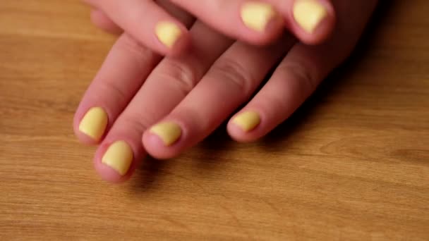 Femme montre manucure sur fond de bois. vernis à ongles gel femelle. — Video