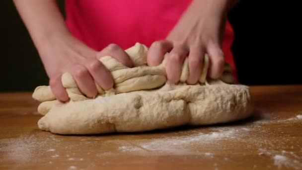 A menina amassa a massa. Criança prepara massa para torta, bolinhos, biscoitos. — Vídeo de Stock