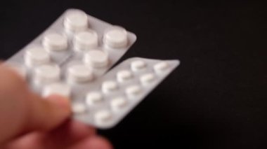 Yaşlı kadın eczaneden hap alıyor. Doktor yaşlı bir hastaya ilaç verir..