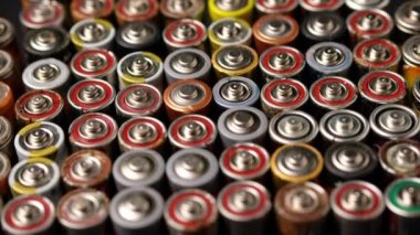 Farklı üreticilerin kullanılmış pilleri, koleksiyon, imha, geri dönüşüm.