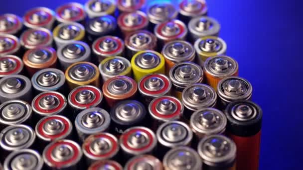 Gebrauchte Batterien verschiedener Hersteller, Sammlung, Entsorgung, Recycling. — Stockvideo