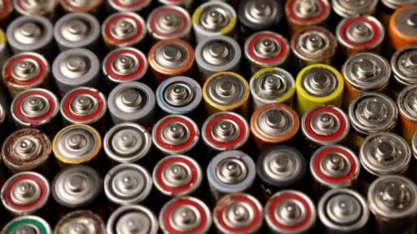 Gebrauchte Batterien verschiedener Hersteller, Sammlung, Entsorgung, Recycling. — Stockvideo