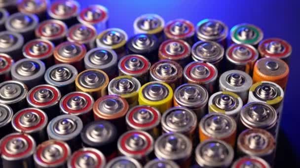 Gebrauchte Batterien verschiedener Hersteller, Sammlung, Entsorgung, Recycling. — Stockvideo