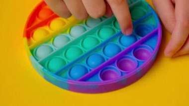 Çocuk popüler masa oyunu oynuyor. Stres önleyici. Patlat..