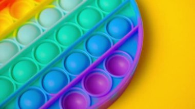 Çocuk popüler masa oyunu oynuyor. Stres önleyici oyuncağı aç..