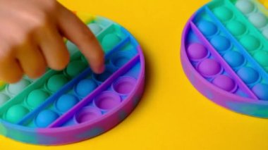 Çocuk popüler masa oyunu oynuyor. Stres önleyici oyuncağı aç..