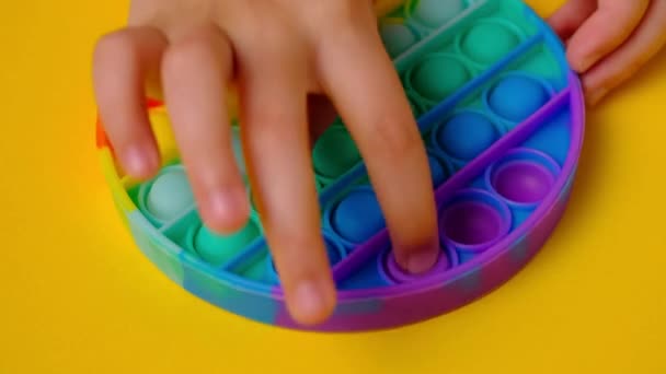 Criança está jogando moda popular jogo de tabuleiro anti-stress brinquedo pop-lo. — Vídeo de Stock