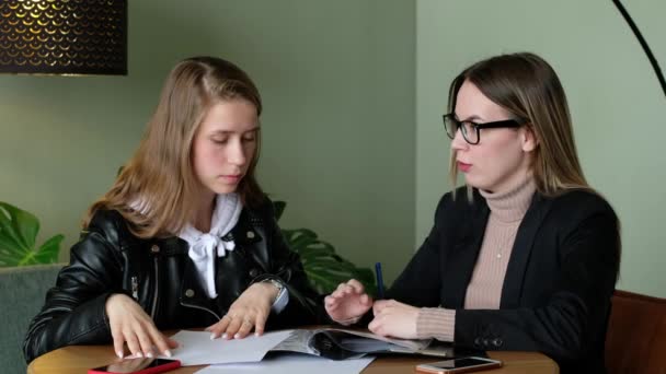 Tânăra femeie frumoasă semnează un contract pentru achiziționarea de bunuri imobiliare într-un birou — Videoclip de stoc