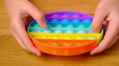 Çocuk popüler masa oyunu oynuyor. Stres önleyici. Patlat..