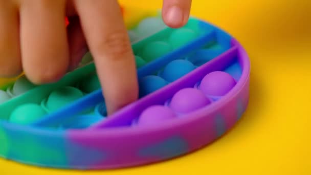 Kind speelt trendy populaire bordspel anti-stress speelgoed pop it. — Stockvideo