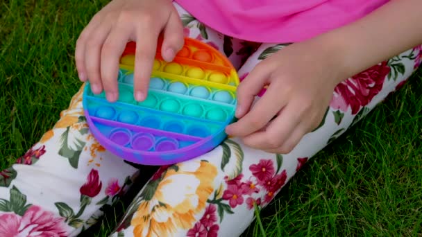 Bambino sta giocando alla moda popolare gioco anti-stress giocattolo pop it. — Video Stock