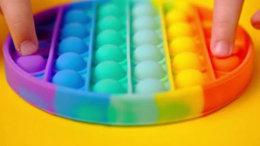 Çocuk popüler masa oyunu oynuyor. Stres önleyici oyuncağı aç..