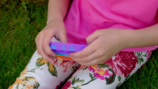 Criança está jogando moda popular jogo anti-stress brinquedo pop-lo. — Vídeo de Stock