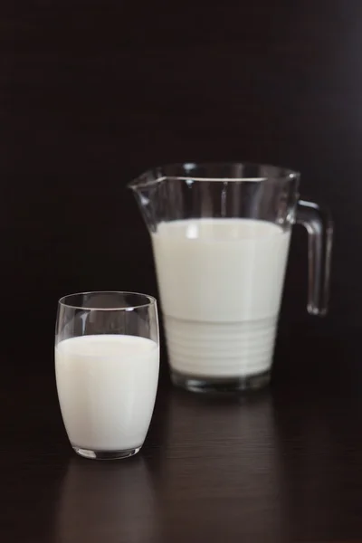 Lezzetli süt içinde gözlük. Kahvaltı.