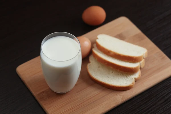 Delicious milk in glasses. Breakfast. — Stock Photo, Image