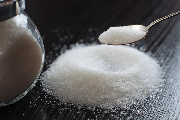Beyaz şeker kaşığı içinde. Kristal.