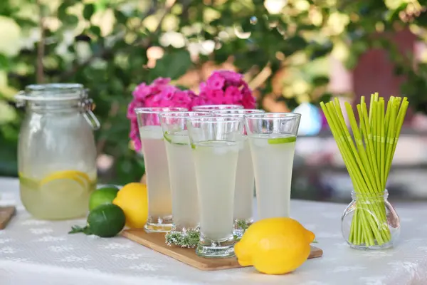 Taze limonata. Limon ve kireç. — Stok fotoğraf