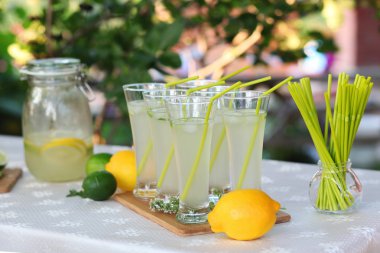 Taze limonata. Limon ve kireç. Suyu