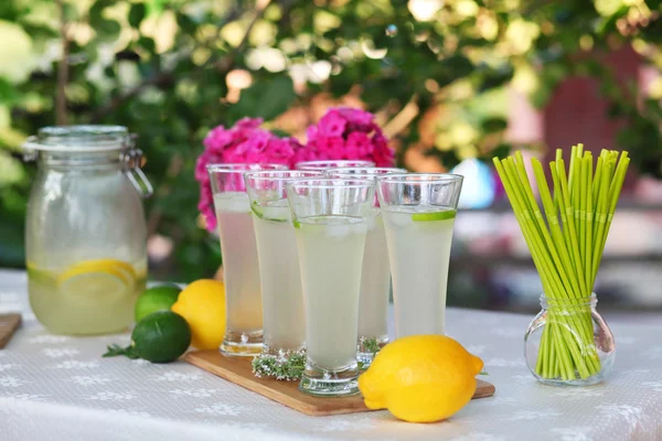 Taze limonata. Limon ve kireç. Suyu