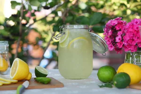 Taze limonata. Limon ve kireç. Suyu