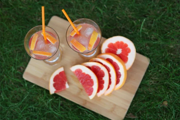 Une limonade fraîche. Du pamplemousse. Jus de fruits — Photo