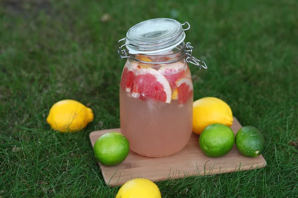 Limonada fresca. Limão e limão. Suco — Fotografia de Stock