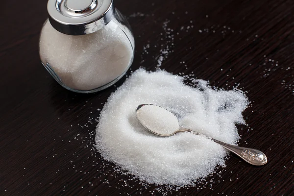 Beyaz şeker kaşığı içinde. Kristal.