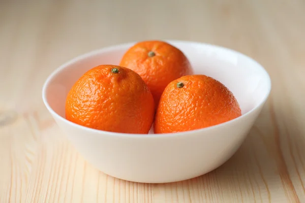 bir tabakta mandalina.