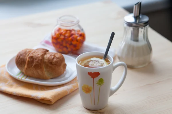 Kruvasan ve deniz cehri çayla jam.